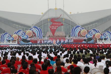 我系学生在中央电视台“激情广场”节目现场与歌唱家陈思思一起演唱《英雄赞歌》