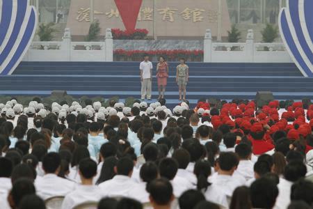 我系学生——冰窟救人的英雄女大学生王盼,在“激情广场”节目现场接受中央电视台记者采采访