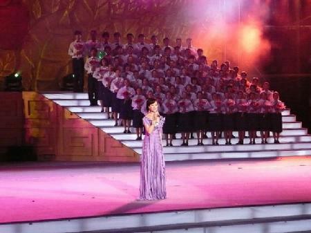 我系学生在国际武术节与著名歌唱家宋祖英共同演唱《送你一束东方茉莉》