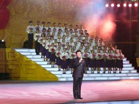 我系学生在国际武术节与著名歌唱家吕继宏一起演唱《咱老百姓》